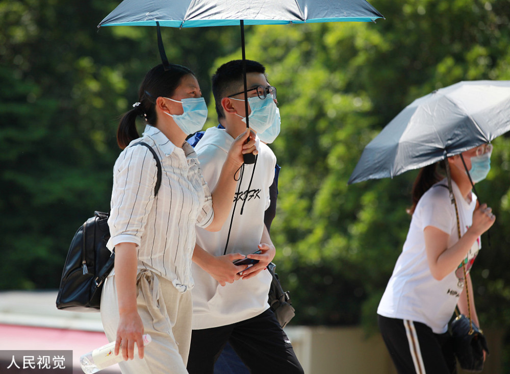 南京高温热浪来袭 市民"全副武装"出行