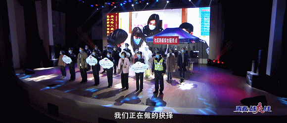 不懂外语的"小区保安",刚刚解除隔离观察的舞台剧演员夫妻,主动报名