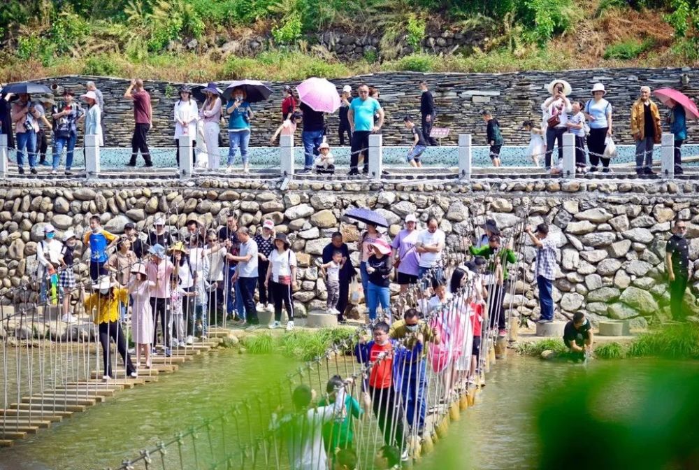 这个"五一"利州区 月坝火爆了,游人如织村民吃上"旅游