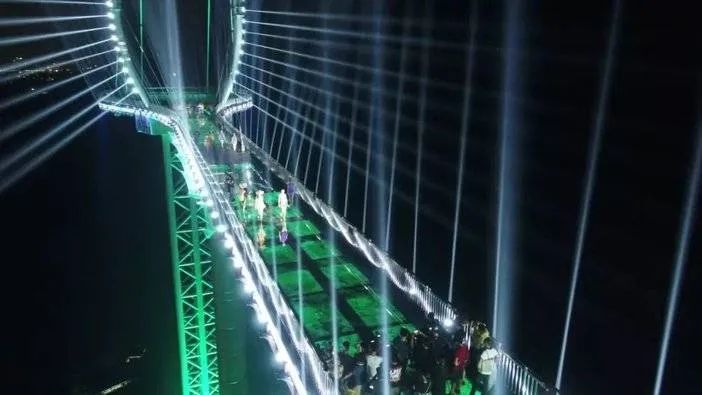 清远黄腾峡天门悬廊玻璃桥,挑战8项世界纪录!