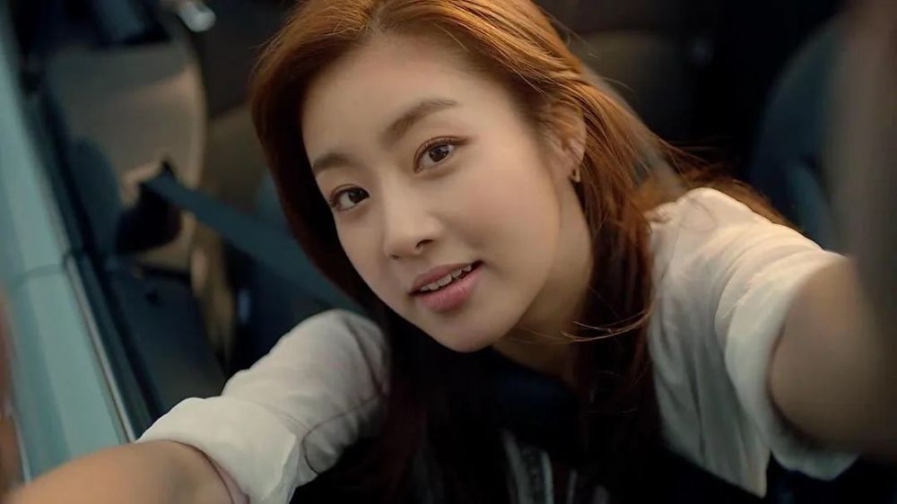 姜素拉(),1990年2月18日出生于韩国首尔江东区,韩国女演员.