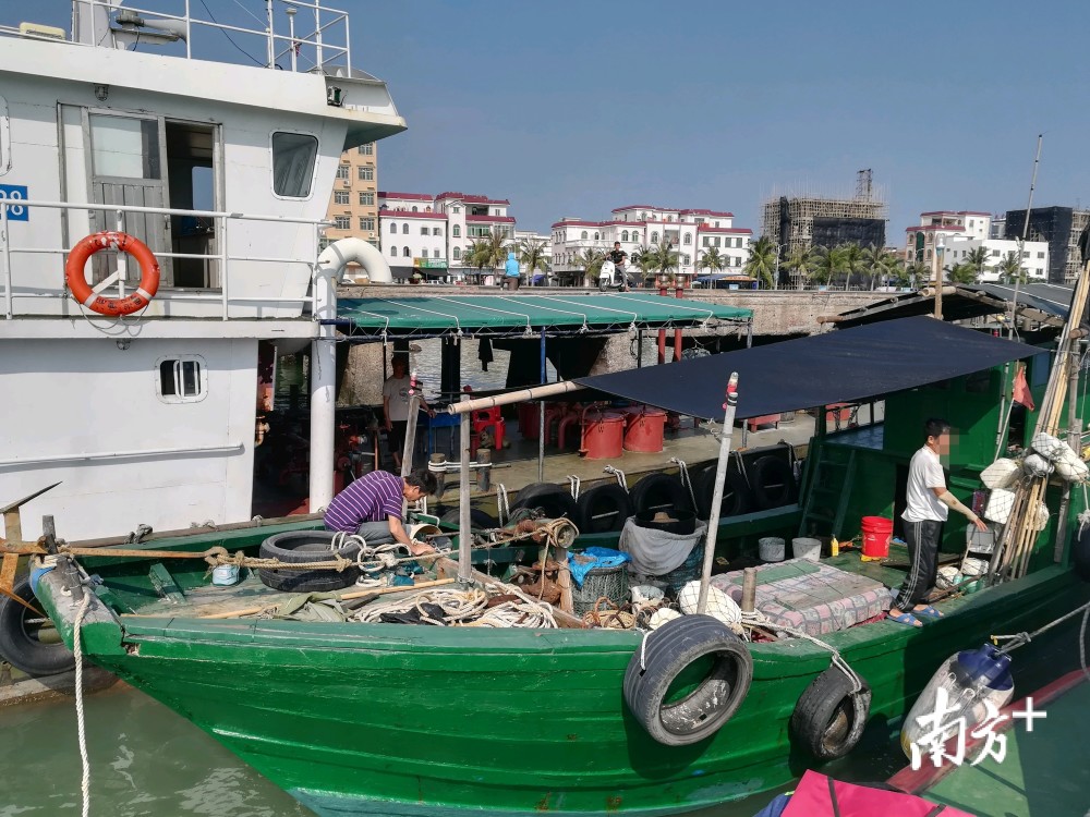 湛江海域一渔船3人遇险被成功救起