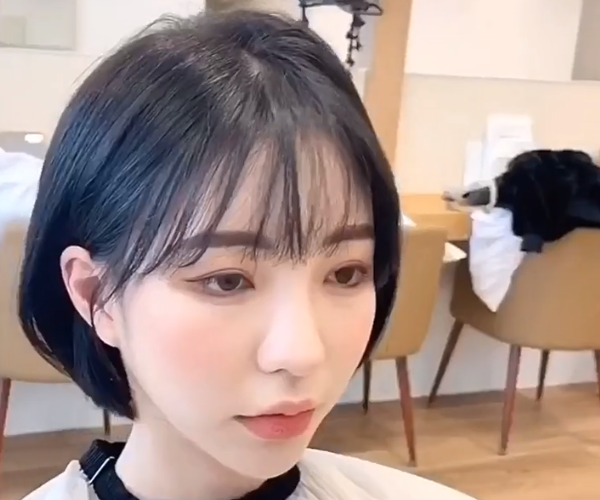 女孩剪了款气质型的超短发后,整个人居然秒变高冷御姐
