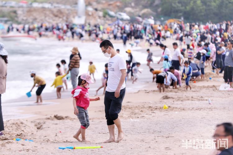 戏水玩沙,放风筝……青岛市民仰口海滩享假日时光