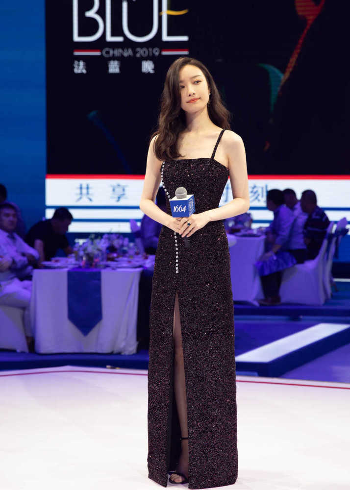 倪妮真是气质女神,身穿短款抹胸裙搭配黑色紧身裤,美得真招摇