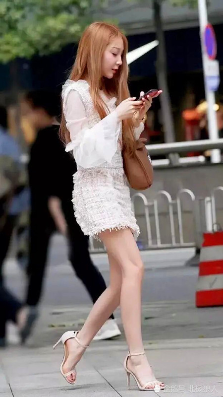 夏季的短裙美女,时尚的穿搭优雅迷人,轻松展现出好气质