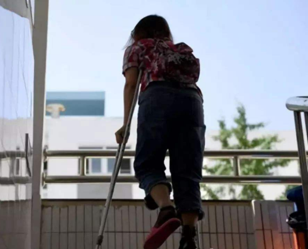 那个女孩拄拐上学,她的父亲竟这样对她!