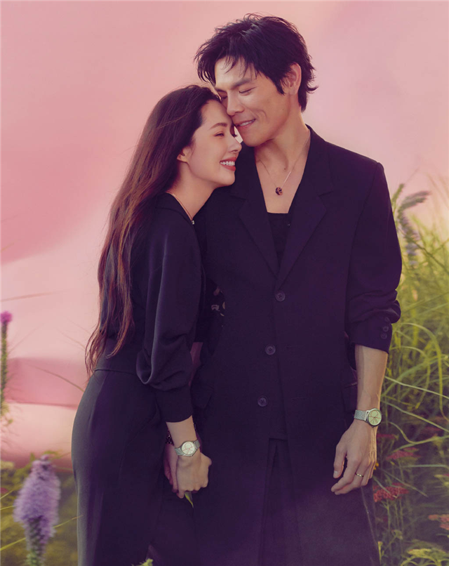 向佐手机存九百张与郭碧婷合照,向太也拿儿媳美照做壁纸