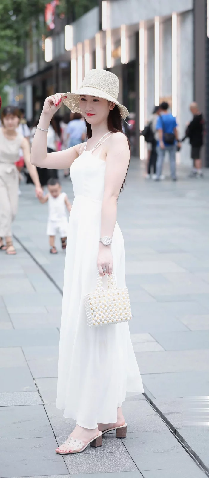 街拍极漂亮美女,白色裙子,气质身材都绝了,美丽图片!