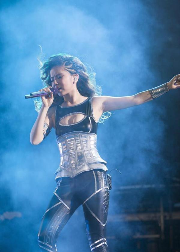 邓紫棋:我不想穿裤子,造型师:试试裙子吧?结果让大家刮目相看