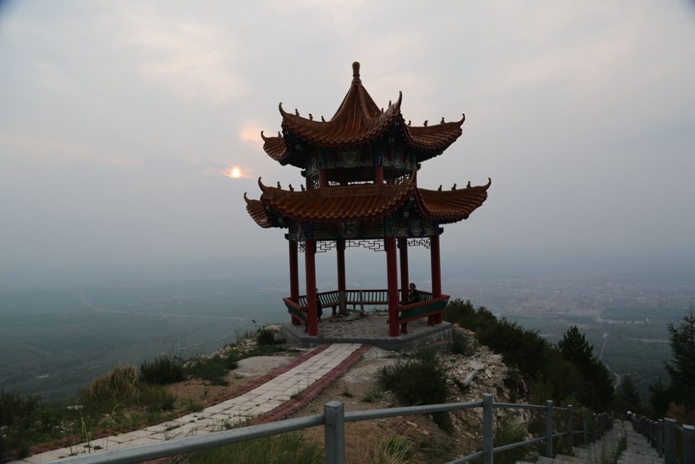 建在山上可鸟瞰五寨全貌的南山公园