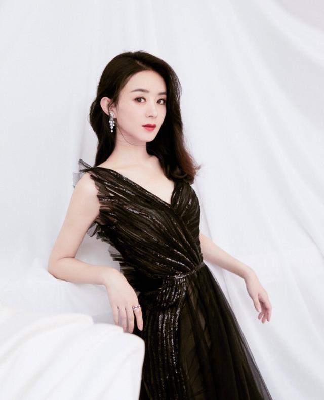 所以黑色的连衣裙往往是女明星的最爱,因此赵丽颖也不例外
