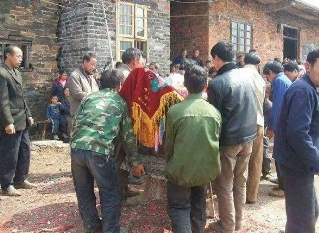 在农村办丧事,为什么送完葬还要回来摆宴吃饭?说出来你别不信