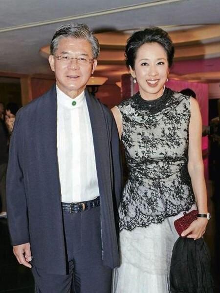 她是郭晶晶婆婆,47岁离开霍启刚的父亲,再嫁富豪老公重获幸福