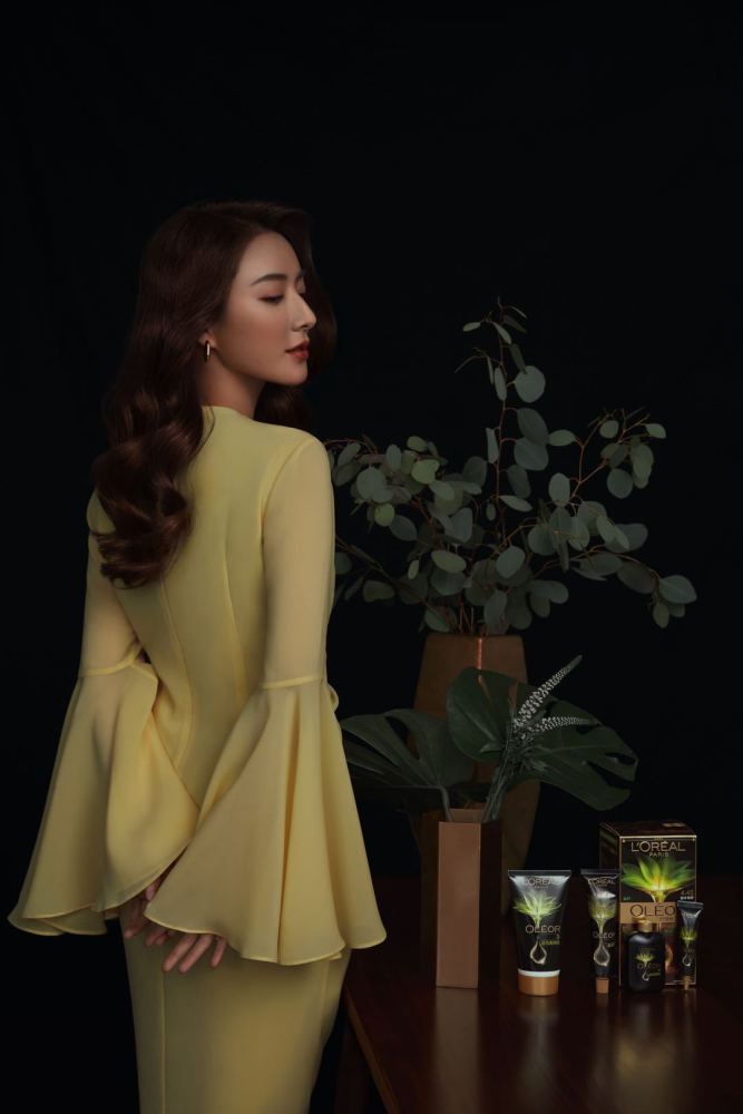 薇娅"带货女王"时尚大片长裙绸缎展现女性柔美气质