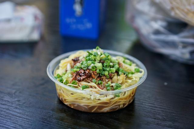重庆凉面配稀饭,藏在破旧巷子里的老牌美食,5元1碗便宜又好吃