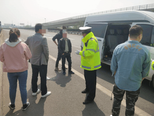 案例五 5月5日,烟台高速交警福山大队查处一起超员.
