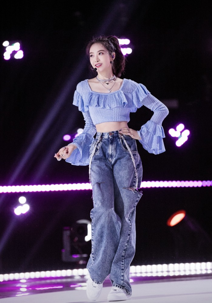 宋茜女团舞直拍,当之无愧的舞台女王,更是行走的时尚达人