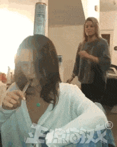 正惊gif:现在的美颜技术太可怕了!仅需一个小动作,瞬间变美女