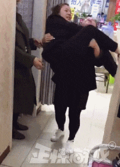 正惊gif:现在的美颜技术太可怕了!仅需一个小动作,瞬间变美女