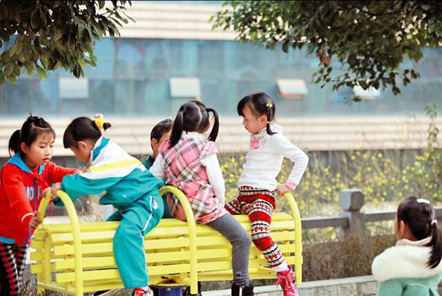 幼儿园开学,因疫情久别重逢的小哥俩抱头痛哭,网友:这