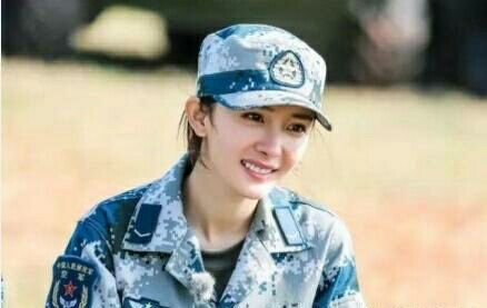 杨幂替身火了，却称：杨幂整的像我，她脸上动过刀子