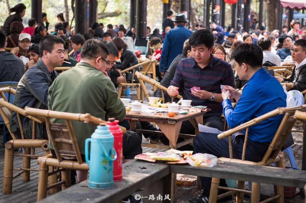 什么叫摆龙门阵?外地游客一脸茫然,成都人却当成"家常