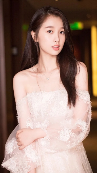 虞书欣穿白裙清纯可爱,造型与大自然相融合,如游历凡间的仙女
