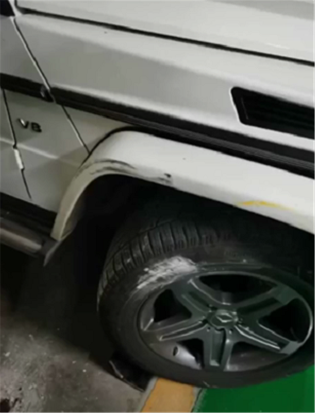 奔驰g63倒车,后视镜撞毁,翼子板还被蹭,车损上万,对方
