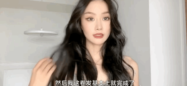 kylie和杨幂撩发的瞬间,蓬松的头发成功引起了我的注意!