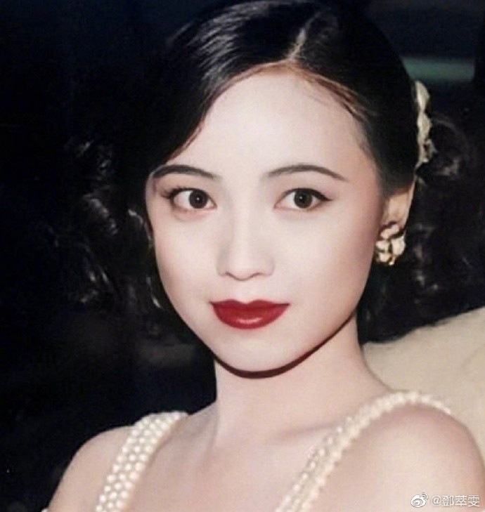香港女星邓萃雯,越活越洋气,54岁丝毫不见老,素颜皮肤