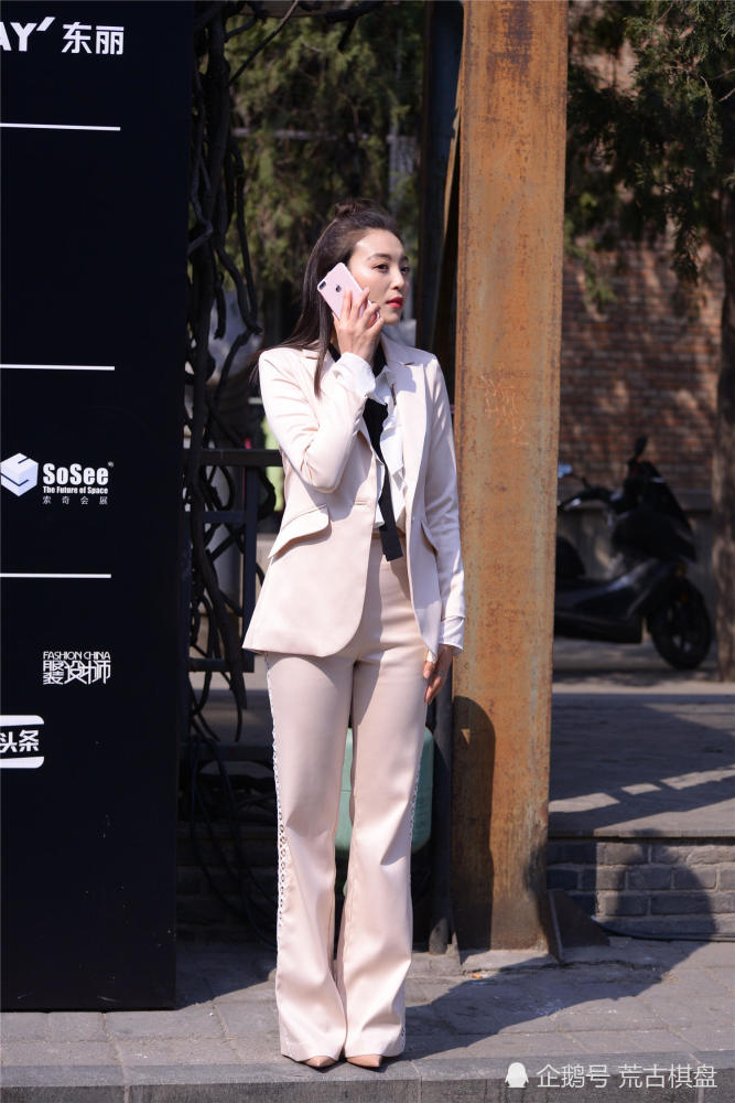 丝绒西服套装,搭配尖头细高跟单鞋,穿出时尚气质