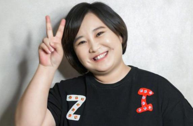 放弃大学和婚礼,供养贾玲9年,这样的贾丹值得贾玲为她