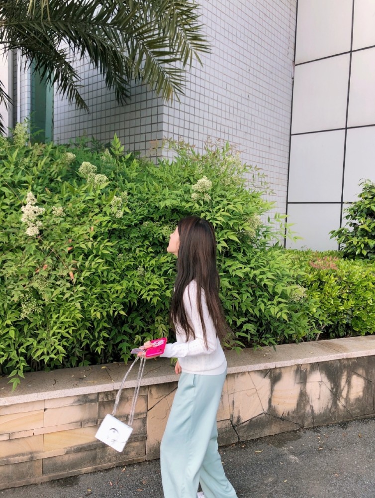 赵露思甜美出镜,穿圆领针织衫配绿色阔腿裤,笑容清新少女感十足