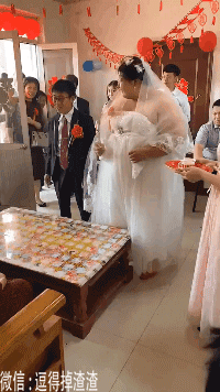 搞笑gif段子:开盖有奖,恭喜你获得媳妇一个