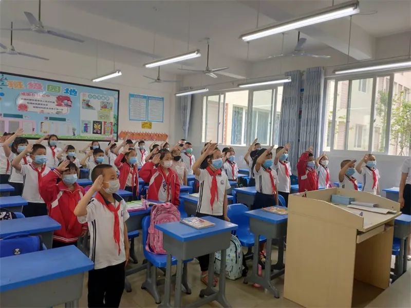 5月6日,阆中市因为新冠肺炎疫情延迟开学的最后一批学生——小学一至