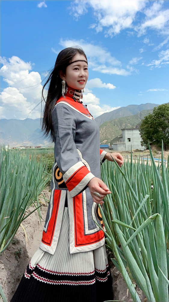 大凉山彝族服装