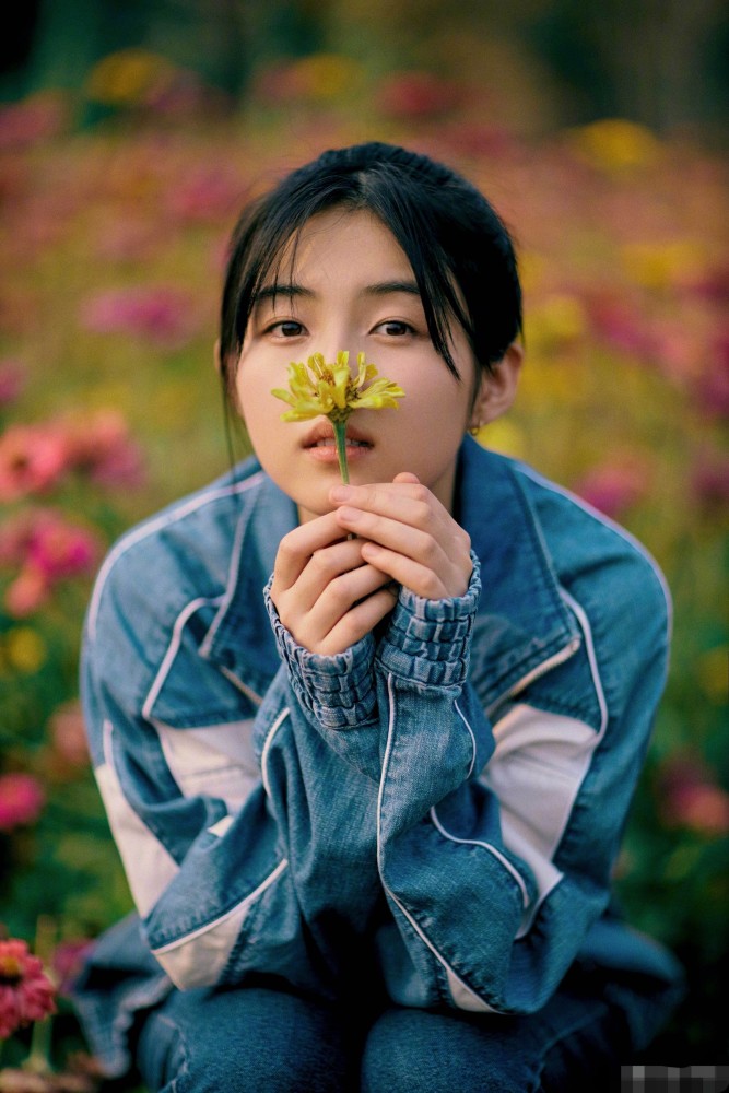 张子枫徜徉花海笑容动人,便服素颜依旧散发魅力,这个细节看出她真的