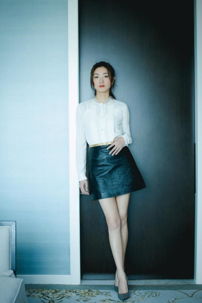 万茜高调美一回!白色碎钻连衣裙清丽淡雅,轻松穿出温柔气质