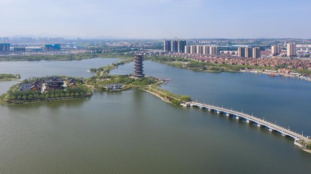 青岛最知名湿地公园,免费开放,湖中小岛建有寺庙