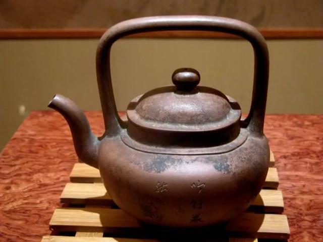 明晚期 大彬款腰圆式提梁壶,陕西省延安市宝塔区明崇祯15年杨如桂墓