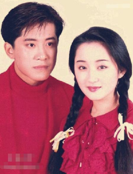 年轻时杨钰莹有多美?穿火红公主裙笑容灿烂,扎麻花辫清纯可人