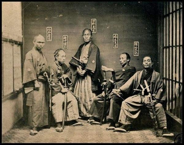 当时日本国内还有两个重要派别势力,分别是尊王派,攘夷派.