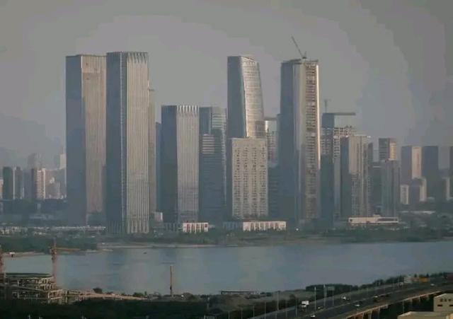 世界级的深圳前海cbd,已经初具规模,仍有许多大楼正在