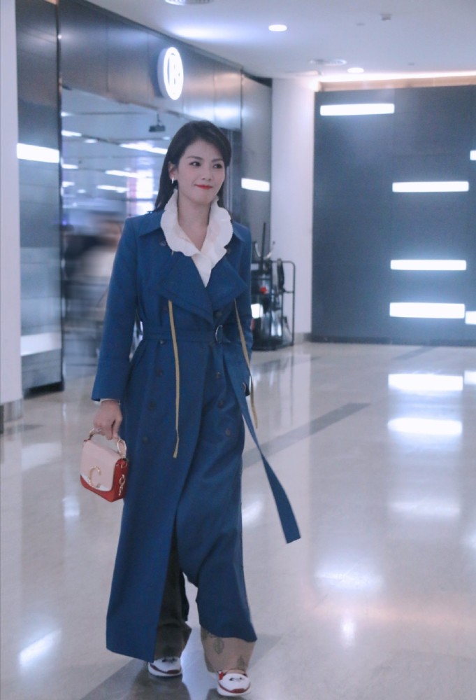 41岁刘涛气场有多强?穿复古高开叉大红裙,女神魅力值爆表