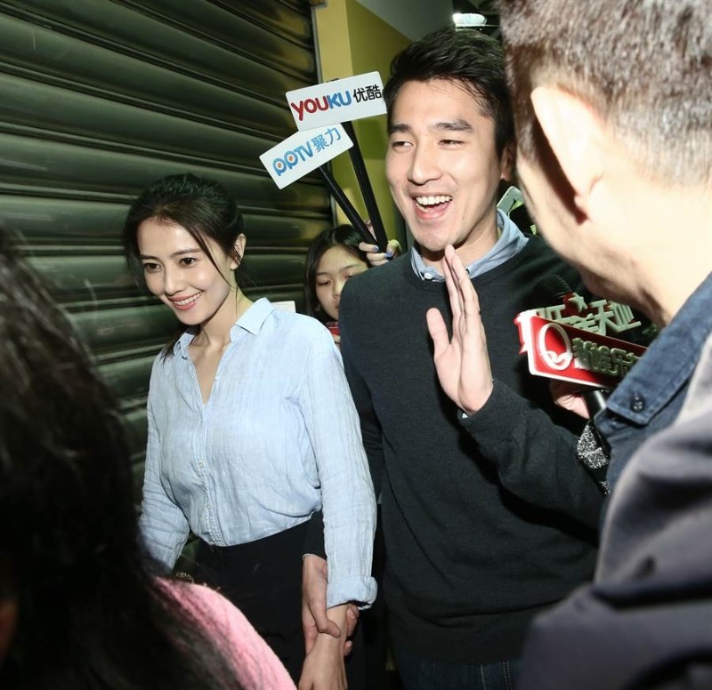 赵又廷一家被跟拍.高圆圆未收身被疑怀二胎