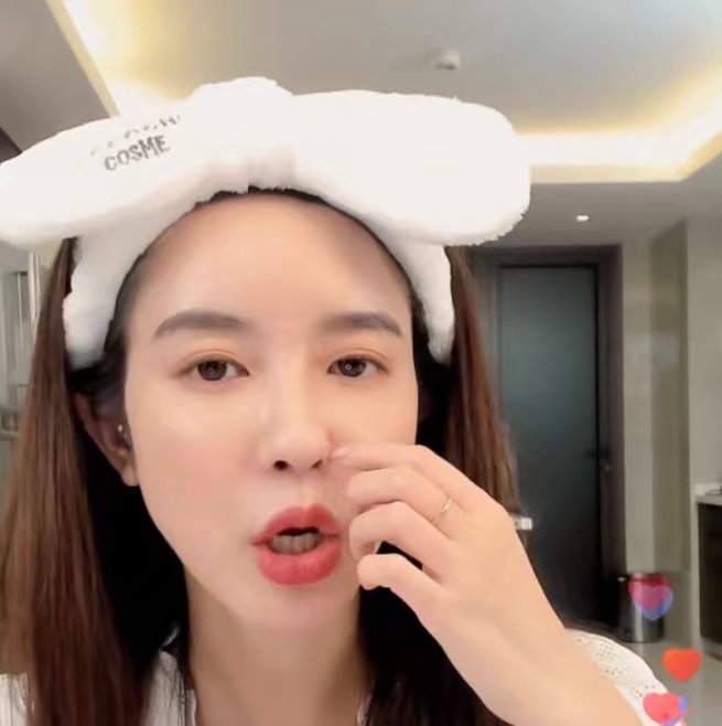 张大奕秀婚纱照已经惹争议,还在直播"无意"晒戒指,网友:强行逼宫?