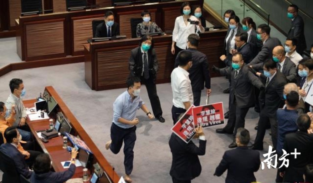 香港反对派议员大闹立法会内会被逐出会场