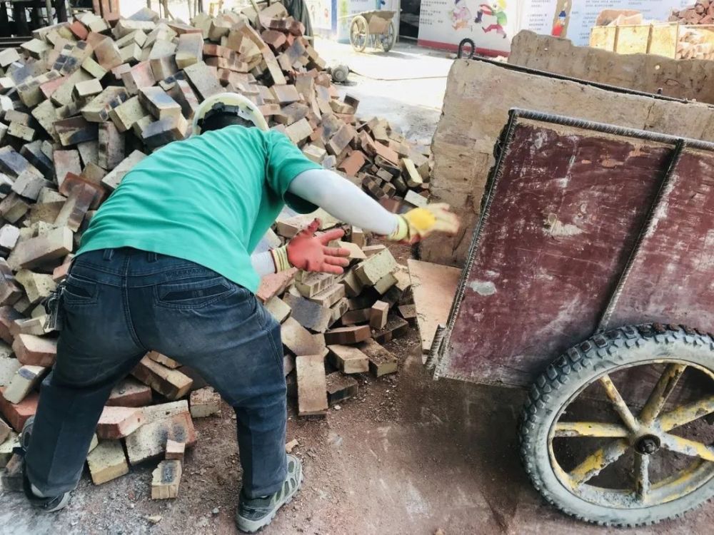 多图实拍:36℃高温下的建筑工人,用最脏的手,赚着最干净的钱
