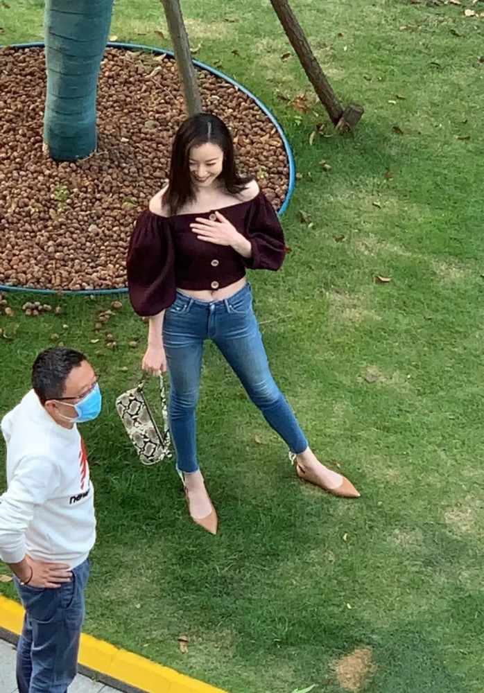 两位女神刘诗诗,倪妮主演的电视剧《流金岁月》路透,两位小仙女都好美